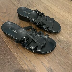 Clarks Slip on Black Leather Sandals Molded Heel wedge Size 8W